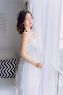 赤裸红唇